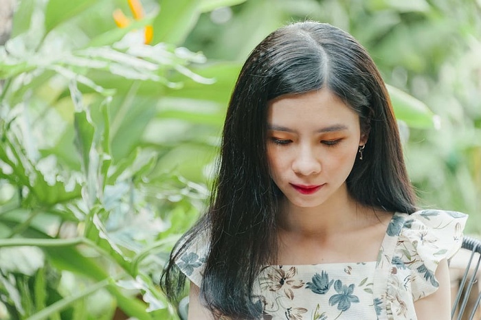 靠近树叶的女人的特写照片