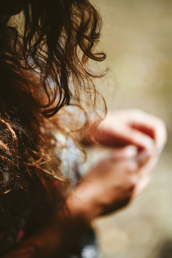 穿着裙子拿着相机的女人