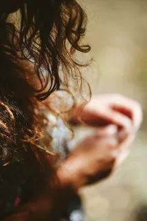 穿着裙子拿着相机的女人