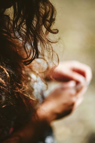 穿着裙子拿着相机的女人