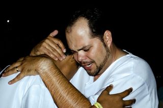 男人，拥抱，另一个，里面，被认为，房间，洗礼，支持