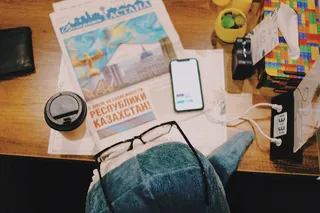 桌面上的灰色iPhone X