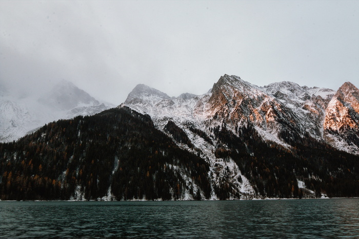 水体旁的山