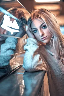 倚在大理石顶面上的女人