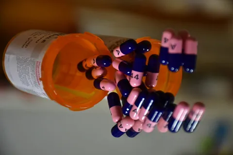 玩具, 药物, 药丸, 胶囊, 球体, 车辆, 飞机, 运输 玩具, 药物, 药丸, 胶囊, 球体, 车辆, 飞机, 运输
