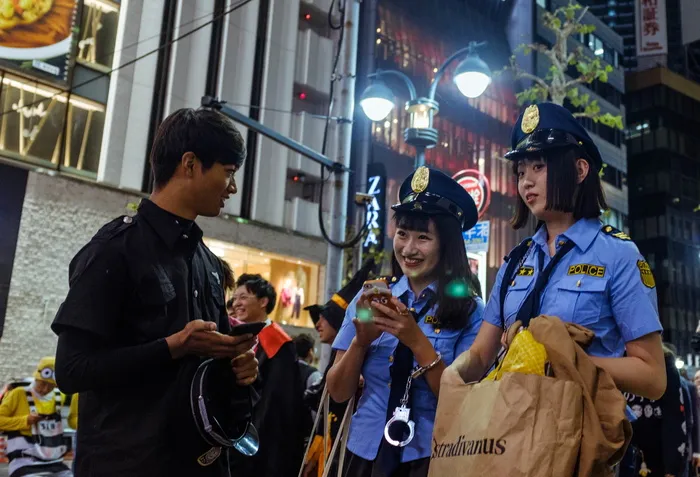 夜间面对两名女警察的男子