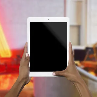 手持白色iPad的人 手持白色iPad的人