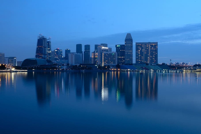 夜间水体旁的城市建筑