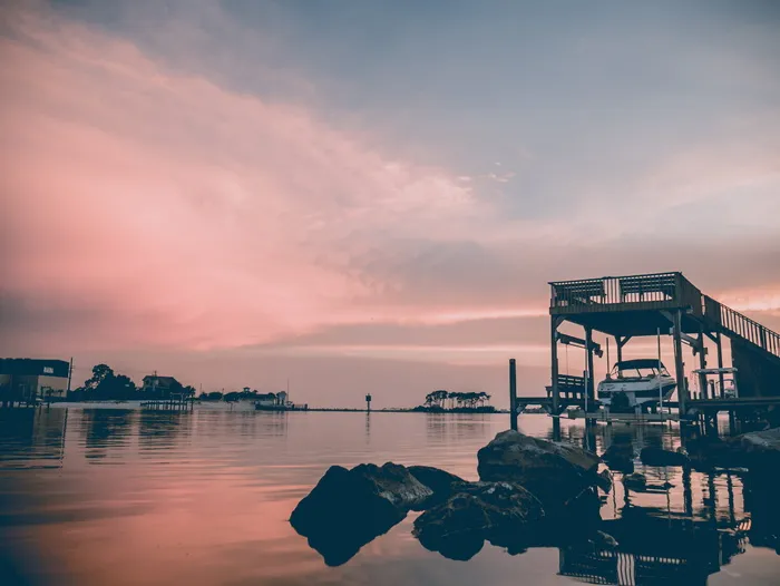 白色汽车、海报、船、湖、水、码头、码头、日落