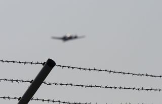 限制区，带刺铁丝网，传单，限制区，机场，基地，螺旋桨飞机，双引擎