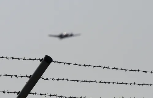 限制区,带刺铁丝网,传单,限制区,机场,基地,螺旋桨飞机,双引擎 限制区,带刺铁丝网,传单,限制区,机场,基地,螺旋桨飞机,双引擎