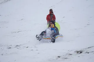 人，人，雪橇，冒险，休闲活动，水，轮胎，船