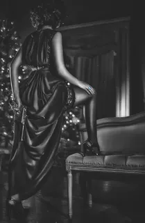 女人,黑色,穿着右脚,沙发,隐藏,枪,后面,后面 女人,黑色,穿着右脚,沙发,隐藏,枪,后面,后面