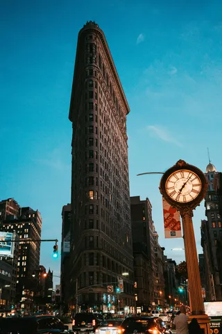 扁平铁建筑，塔，建筑，建筑，人，人，钟楼，纽约