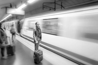 灰度照片，女性，手持，手推车，灰色，比例，肖像，站立