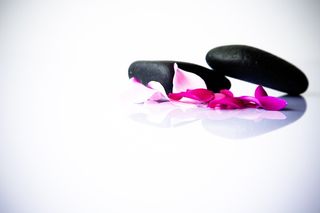 粉色，花瓣，两朵，黑色，石头，特写，照片，健康