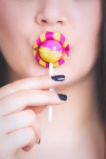 吃粉色和黄色棒棒糖的女人 吃粉色和黄色棒棒糖的女人