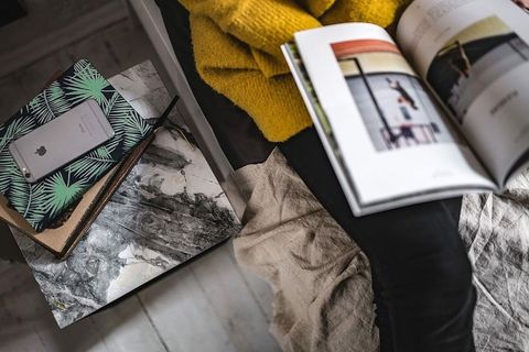 躺在床上看杂志的年轻女子