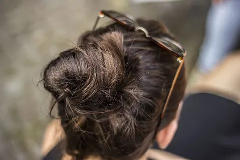 黑发，发髻，头发，眼镜，女孩，女人，女人，发型