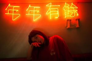 女人把手放在右脸颊上