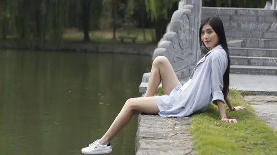 坐在湖边的女人 坐在湖边的女人