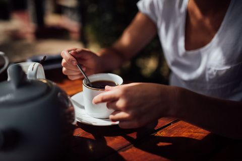 拿着白色陶瓷杯子的人 拿着白色陶瓷杯子的人