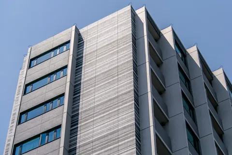 蓝天下的白色混凝土高层建筑 蓝天下的白色混凝土高层建筑