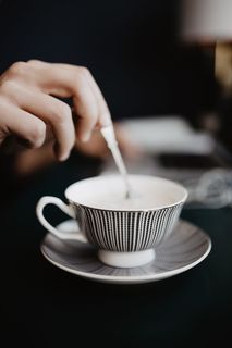 男性用笔记本电脑和一杯咖啡工作