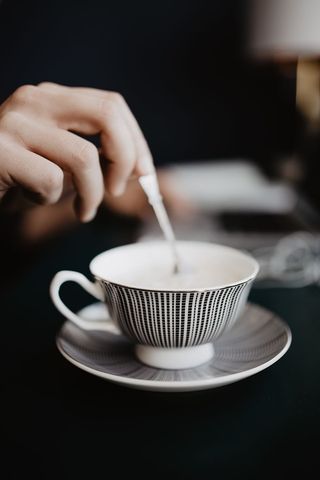 男性用笔记本电脑和一杯咖啡工作