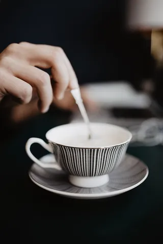 男性用笔记本电脑和一杯咖啡工作