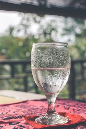 装满水的酒杯