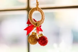 窗边的金球和红球