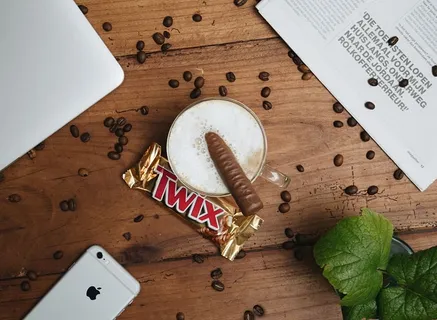 透明杯中的twis巧克力 透明杯中的twis巧克力