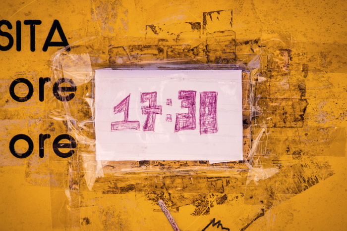墙上的数字, 17 30, 墙上, 纸, 文本, 黄色, 老, 写作