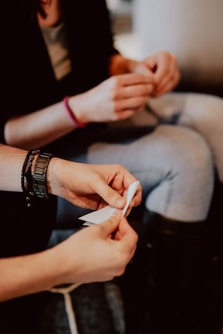 女性在折纸时折叠纸张