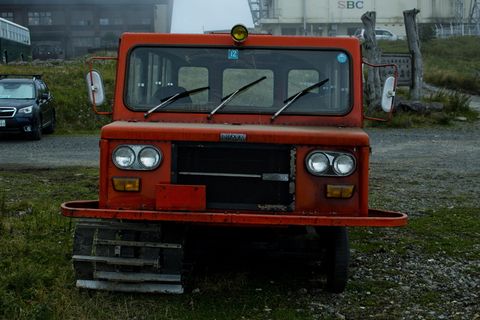 日本长野，部分多云，交通方式，陆地车辆，交通，红色，无人