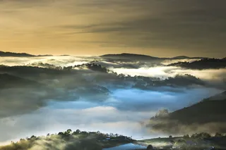 烟雾覆盖的山脉