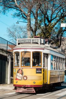 黄色有轨电车、运输、火车、车辆、里斯本、人、人、缆车