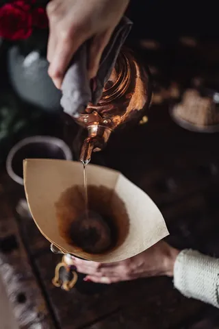 享受一杯精心调制的咖啡，和一只狗玩耍