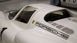 白色保时捷跑车