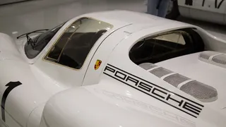 白色保时捷跑车