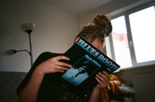 拿着蓝根唱片袖子的人