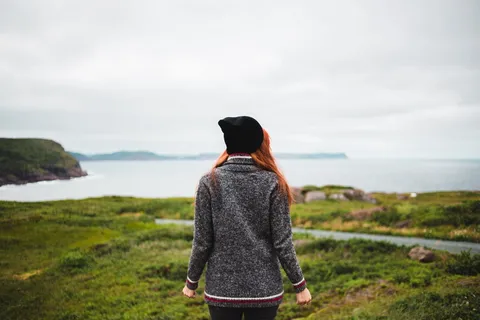 站在湖边的女人