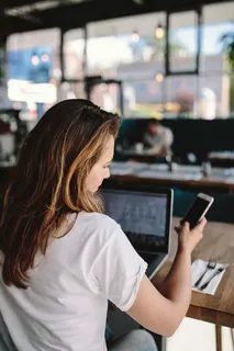在咖啡馆工作的年轻女子