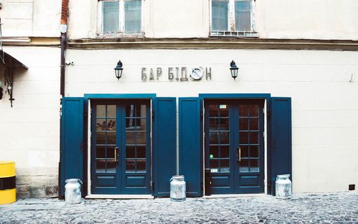 白天拍摄建筑物的人