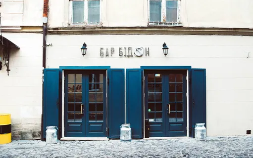 白天拍摄建筑物的人