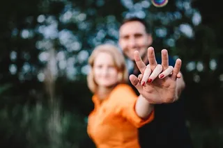 在户外牵手的年轻夫妇