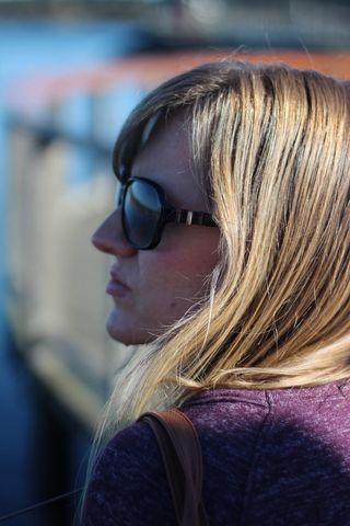 身穿紫色衬衫的女子特写照片