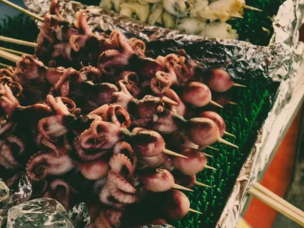 黑色和粉色花卉纺织品