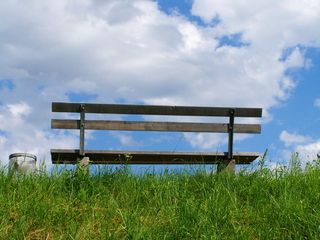 pad、old m、蓝天、云天、草地、天空、长凳、土地